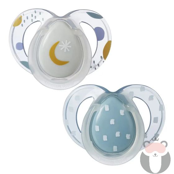 Tommee Tippee Комплект от 2 бр. ортодонтични залъгалки NIGHT TIME със светеща в тъмното дръжка, 6-18м, бяла и синя с декор луна, в кутия за стерилизиране