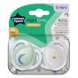 Tommee Tippee Комплект от 2 бр. ортодонтични залъгалки NIGHT TIME със светеща в тъмното дръжка, 0-6м, бяла и синя с декор луна и звезда, в кутия за стерилизиране