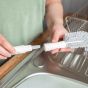 Tommee Tippee 2-in-1 Clean Четка от две части за почистване на бебешки шишета и биберони, бяло и сиво