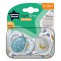 Tommee Tippee Комплект от 2 бр. ортодонтични залъгалки NIGHT TIME със светеща в тъмното дръжка, 6-18м, бяла и синя с декор луна, в кутия за стерилизиране