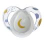 Tommee Tippee Комплект от 2 бр. ортодонтични залъгалки NIGHT TIME със светеща в тъмното дръжка, 6-18м, бяла и синя с декор луна, в кутия за стерилизиране