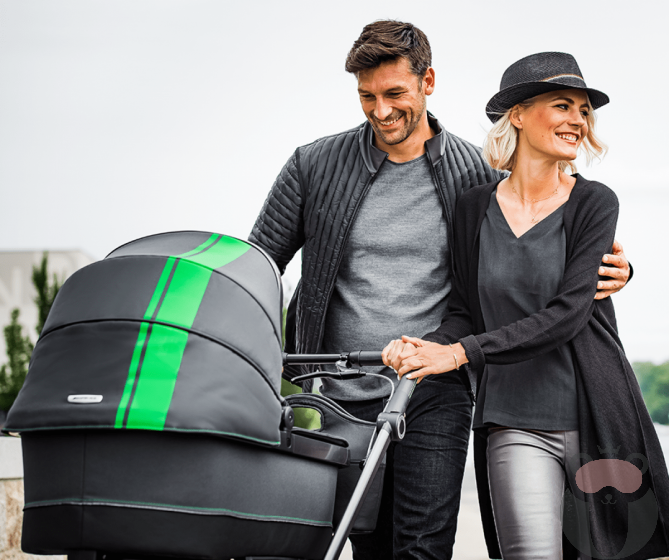 Семейство на разходка с Бебешка количка с кош за новородено Mercedes-Benz AMG GT