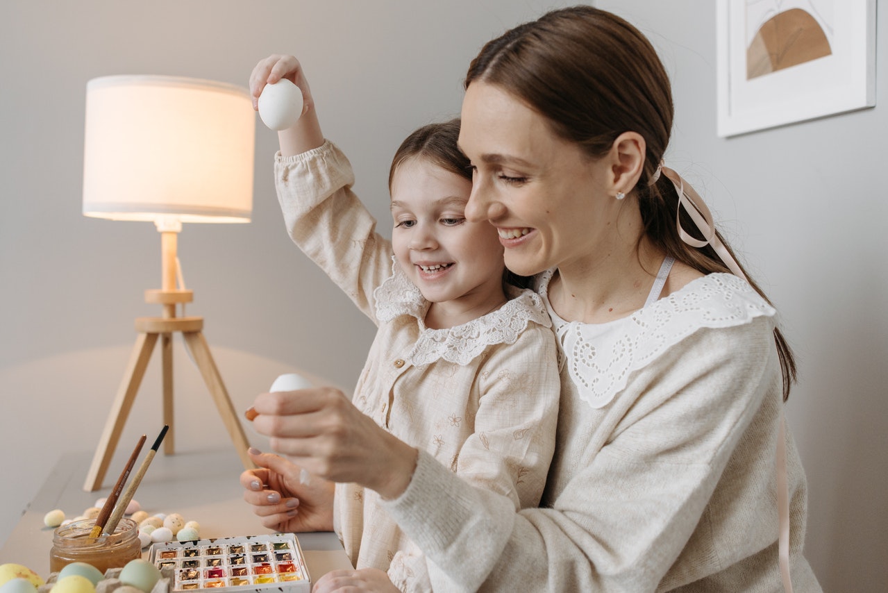 Боядисване на яйца с децата